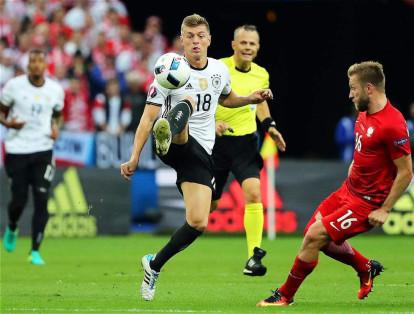 El jugador del Real Madrid Toni Kroos es reconocido por el juego de metrónomo que realiza en la cancha. También participa en la selección alemana.