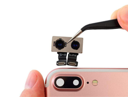 El iPhone 7 Plus tiene una cámara doble que cuenta con un teleobjetivo que provee al conjunto de un zoom óptico con alcance de 2x. Puede llegar a 10x con ayuda del software.