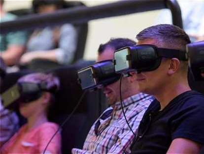 Un grupo de visitantes prueba una experiencia de realidad virtual con las gafas Oculus Rift.