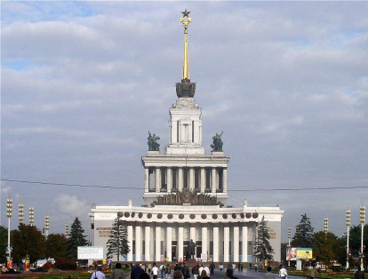 El Centro Panruso de Exposiciones, en Moscú, Rusia, entró en el top de los lugares más fotografiados. Sus diferentes salones de exposiciones son visitados por millones de visitantes cada año.