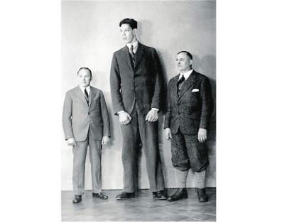 Väinö Myllyrinne nació el 27 de febrero de 1909 en Helsinki (Finlandia) y murió  el 13 de abril de 1963. Este hombre llegó a medir 251 centímetros y a pesar 434 libras.