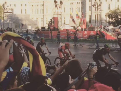 En redes sociales se registran videos de los momentos en los que Nairo pasaba en el pelotón de ciclistas. La emoción de estar en ese lugar logra contagiarse.