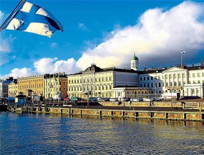 Finlandia, el sexto país más pacífico del mundo, tiene 30 días de vacaciones remuneradas. Las horas nocturnas son pagadas con un 15 por ciento extra.
