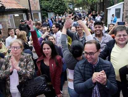 Por su parte, seguidores del Centro Democrático celebraron desde la sede del partido en Bogotá el triunfo del 'No'. En el evento, el 'Sí' obtuvo el 49,76 % de los votos.