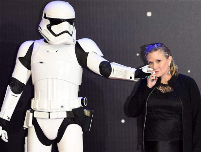 Carrie Fisher, la princesa Leia en 'Star Wars', muere a los 60 años. La actriz había sufrido un infarto la semana pasada en pleno vuelo.