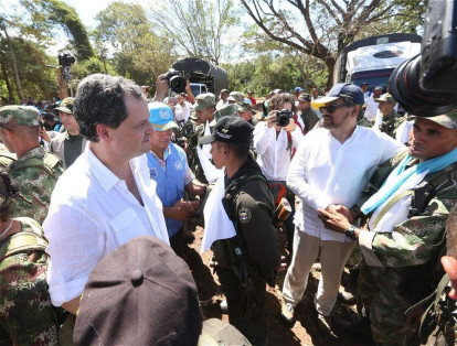 El Alto Comisionado para la Paz, Sergio Jaramillo e Iván Márquez en la población de Pondores, durante la llegada de los miembros de las Farc.