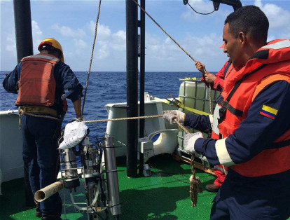 El suboficial segundo Walter Barrios ayuda a recuperar un instrumento oceanográfico en la popa del ARC Providencia.