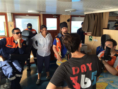 El comandante del buque ARC Providencia, William Gómez Pretelt, izquierda, junto a Juliana Sintura Arango, CCO, y el equipo de filmación de un documental, en el Puente de Gobierno del buque.