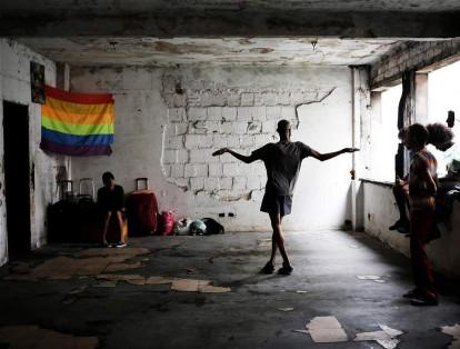 La bandera multicolor del orgullo gay cuelga en un rincón de una habitación vacía, en un edificio art deco abandonado, que una vez fue la sede de la Agencia de seguridad social de Brasil.