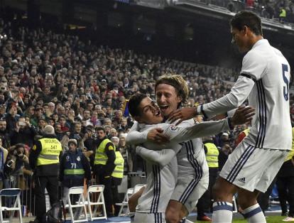 James Rodríguez no marcaba un doblete desde agosto del 2015. En la foto celebra junto a Luka Modric y Raphaël Varane.