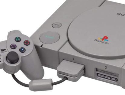 Sony se separó de Nintendo y lanzó su propia consola. Ken Kutaragi, considerado el padre de las consolas PlayStation, la sacó a la venta el 3 de diciembre de 1994, en Japón.