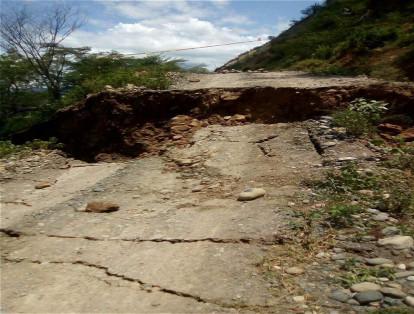 Guzmán también mencionó que el Huila se encuentra incomunicado por el desprendimiento de rocas que bloquearon las vías que comunican al departamento.