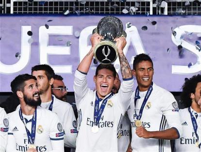 Los jugadores del Real Madrid celebran con el trofeo después de ganar la final de la Supercopa de Europa disputada contra el Sevilla FC en el Lerkendal Stadion, Noruega.