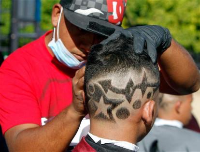 Los barberos de Medellín, dan forma a extravagantes cortes de cabellos. Todos buscan el mismo objetivo: ser el mejor en su modalidad en la Batalla de Barberos.