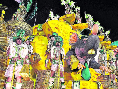 Miembros de la Escuela de Samba Mocidade son parte de un desfile en el primer día de desfiles de las Escuelas de Samba del Grupo Especial durante el Carnaval de Río.