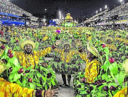Cientos de bailarines de samba desfilan por una calle llena de magia, color y vida.