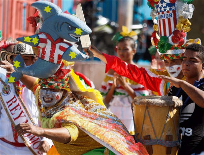 Las comparsas en el carnaval son muy tradicionales, incluidas las imágenes alusivas al equipo de fútbol Junior de Barranquilla.