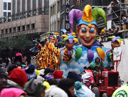 La celebración de Mardi Gras está entre las más grandes y famosas del mundo. Cientos de turistas recorren las calles de Nueva Orleans, Estados Unidos.