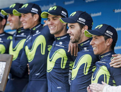 Nairo junto a su equipo (Movistar) en el podio de la Vuelta a la Comunidad Valenciana.