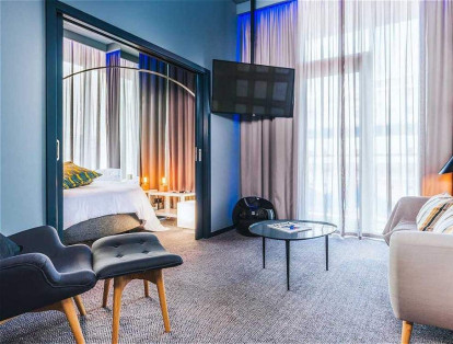 Según el hotel, "las CR son habitaciones amplias, 'cool', decoradas con arte pop y muy fotogénicas. Cuentan con televisión de alta definición de 48 pulgadas, Apple TV y una actitud ganadora".