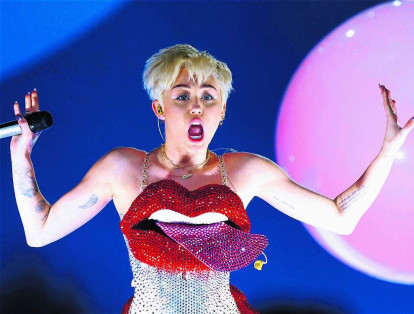 La cantante Miley Cyrus trabajó para la fundación Marc Jacobs en una campaña que tenía por lema "Protege la piel en la que estás".