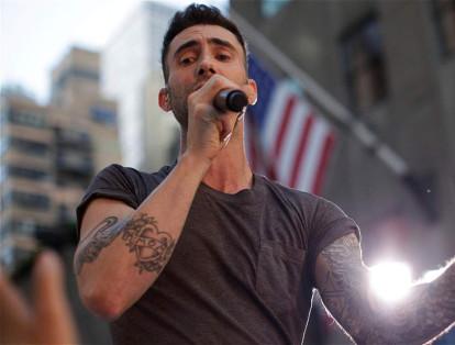 Adam Levine, voz de la banda Maroon Five, posó desnudo para generar conciencia acerca del cáncer testicular y de próstata.