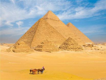 En Egipto, las pirámides de Gizah son el principal atractivo turístico. Estas imponentes y gigantes figuras hacen parte de las siete maravillas del mundo.