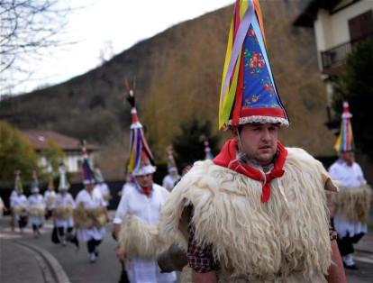 El disfraz tradicional consiste en prendas tejidas con pieles de ovejas que se usan sobre la cabeza y hombros.