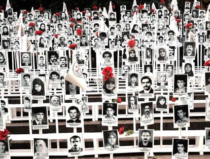 Estas son las fotografías de las víctimas de una masacre llevada a cabo por el gobierno Iraní, exhibidas durante una protesta contra el régimen de este país.