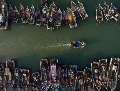 Los barcos de pesca en Xianrendao, noreste de China, salen a atrapar cangrejos.