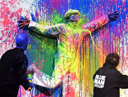 El mago Mateo Amieva lanza pintura al rapero Flavor Flav durante una presentación con miembros del 'Blue Man Group', en un evento de caridad.