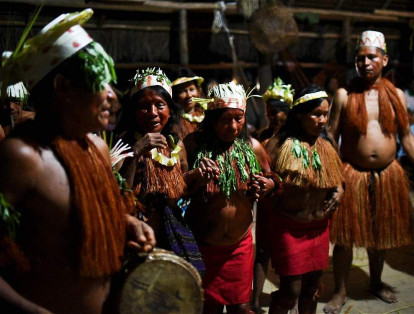 Los indígenas colombianos de la etnia Yagua participan en el ritual 'Nia', durante el inicio de la 'Primera Cumbre Intergeneracional sobre conocimientos tradicionales y líderes de la Amazonía'.