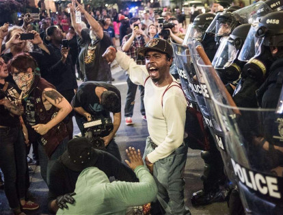 Cientos de personas protestan en Charlotte, EE. UU. por el homicidio de un hombre negro en manos de un policía.