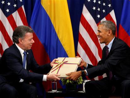 El presidente de EE. UU., Barack Obama, recibe una copia del acuerdo de paz durante una reunión con el presidente de Colombia, Manual de Juan Santos, en Nueva York.