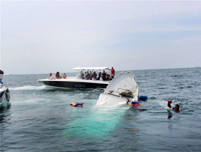 Momentos de pánico vivieron 20 pasajeros que iban rumbo a las islas del Rosario, cuando la lancha en la que se transportaban se hundió después de que se filtrara el agua.