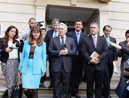 Alrededor de las 3 de la tarde, el expresidente Álvaro Uribe salió de la Casa de Nariño junto a parte del equipo que lo acompañó.
