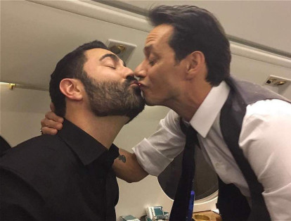 El presentador y locutor Enrique Santos fue uno de los que se dio un beso con Marc.