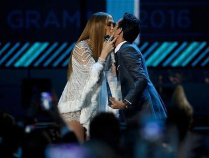 El artista y Jennifer López se subieron juntos al escenario durante la gala de los Premios Grammy del jueves. La pareja, separada desde el 2011, se dio un beso durante la presentación.