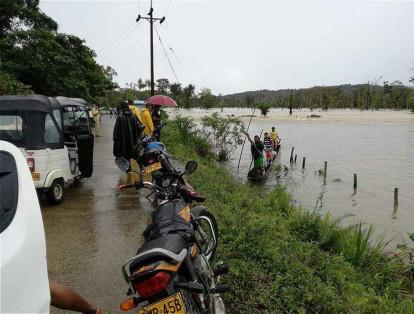 Según información oficial, más de 30 metros de la carretera que conduce hacia Ciudad Mutis han sido destruidos por las inundaciones.