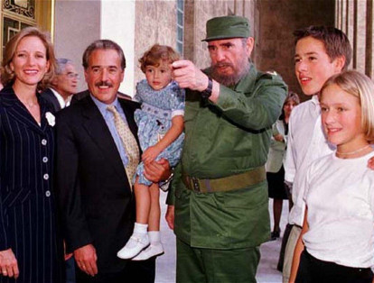 Castro y el entonces presidente, Andrés Pastrana, quien visitó Cuba con su familia. (1998).