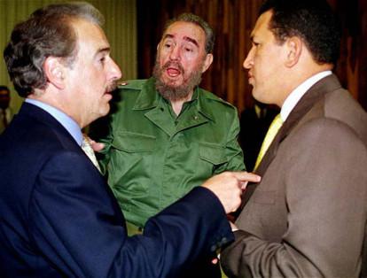Andrés Pastrana, junto con el entonces presidente venezolano, Hugo Chávez, y Fidel Castro en la Casa de Nariño (1999).