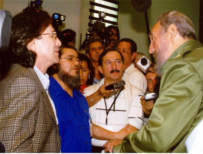 Fidel y los voceros del Eln, Felipe Torres y Francisco Galán, en la Cumbre por la Paz (2002).