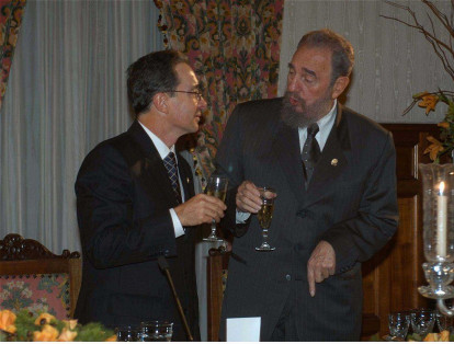 El entonces presidente  de Colombia, Álvaro Uribe, con Fidel Castro en Ecuador, el 4 de enero de 2002.