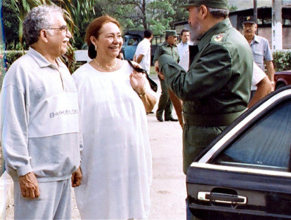 El líder cubano con García Márquez y su esposa, Mercedes Barcha.
