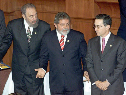 Castro con sus homólogos de Brasil, Luiz Inácio Lula da Silva, y de Colombia, Álvaro Uribe. (2003).