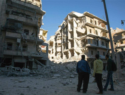 Los fuertes ataques aéreos golpearon al menos cuatro zonas del este de la ciudad, donde viven más de 250.000 personas