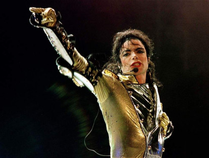 1. Michael Jackson. El cantante obtuvo el título por sexta vez. En el último año generó ingresos por 825 millones de dólares.