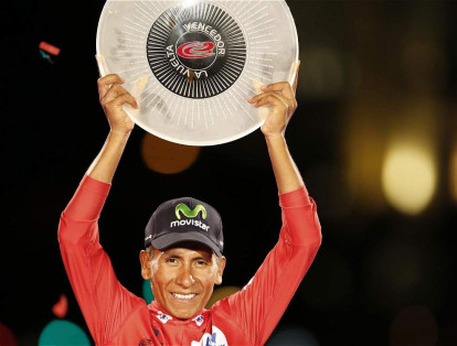Nairo Quintana levantando el trofeo de la Vuelta a España.