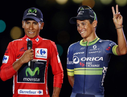 Nairo Quintana dedicándole unas palabras a su compatriota Esteban Chaves, tercero de la Vuelta.