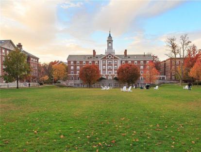 3. Universidad de Harvard: es reconocida como la institución más antigua de Estados Unidos. Asisten a ella más de 18.000 estudiantes y 14.000 trabajadores.